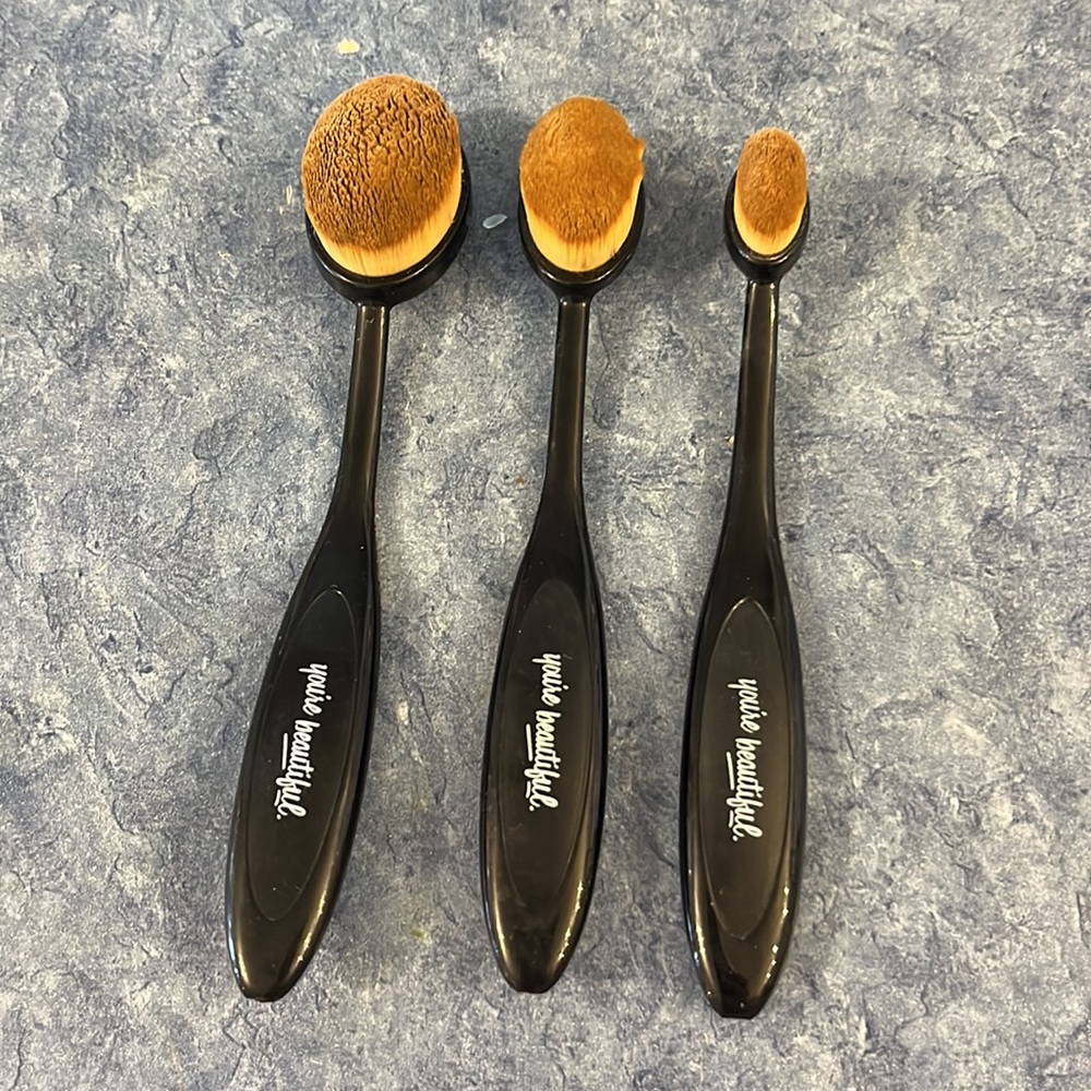 3 oval makeup brushes - similar to artis brand